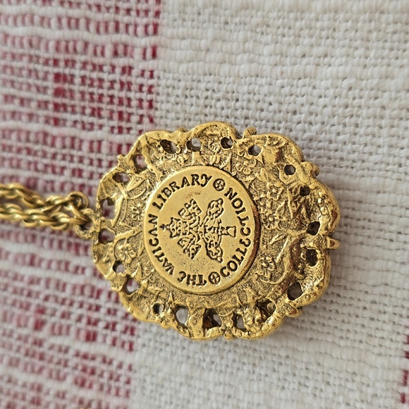 Vatican Library Collection Gold Madonna and Child Pendant with Gold Chain - EUC - Picture 6 of 8